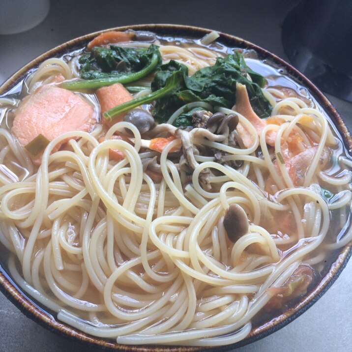 トマト、サーモン、ラーメン